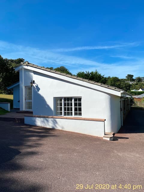 Spacious 2 Bedroom Bungalow