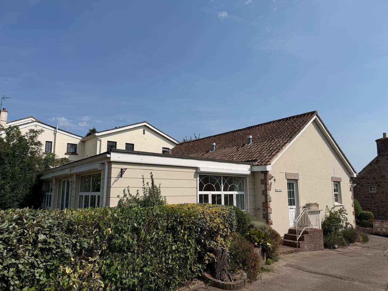 Spacious 3-Bedroom Bungalow with Garden & Parking
