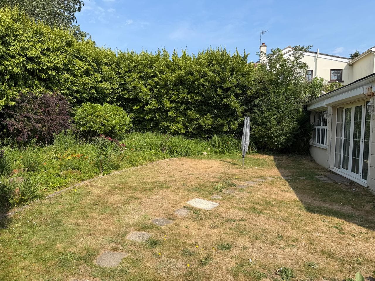 Spacious 3-Bedroom Bungalow with Garden & Parking - view 2