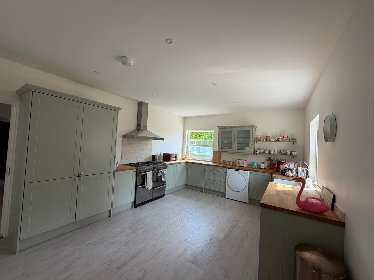 Spacious 3-Bedroom Bungalow with Garden & Parking - view 3